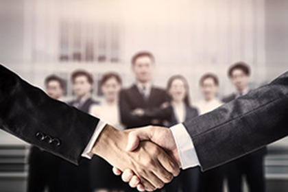 民间借贷被告上法庭，资金短缺将面临何种后果？